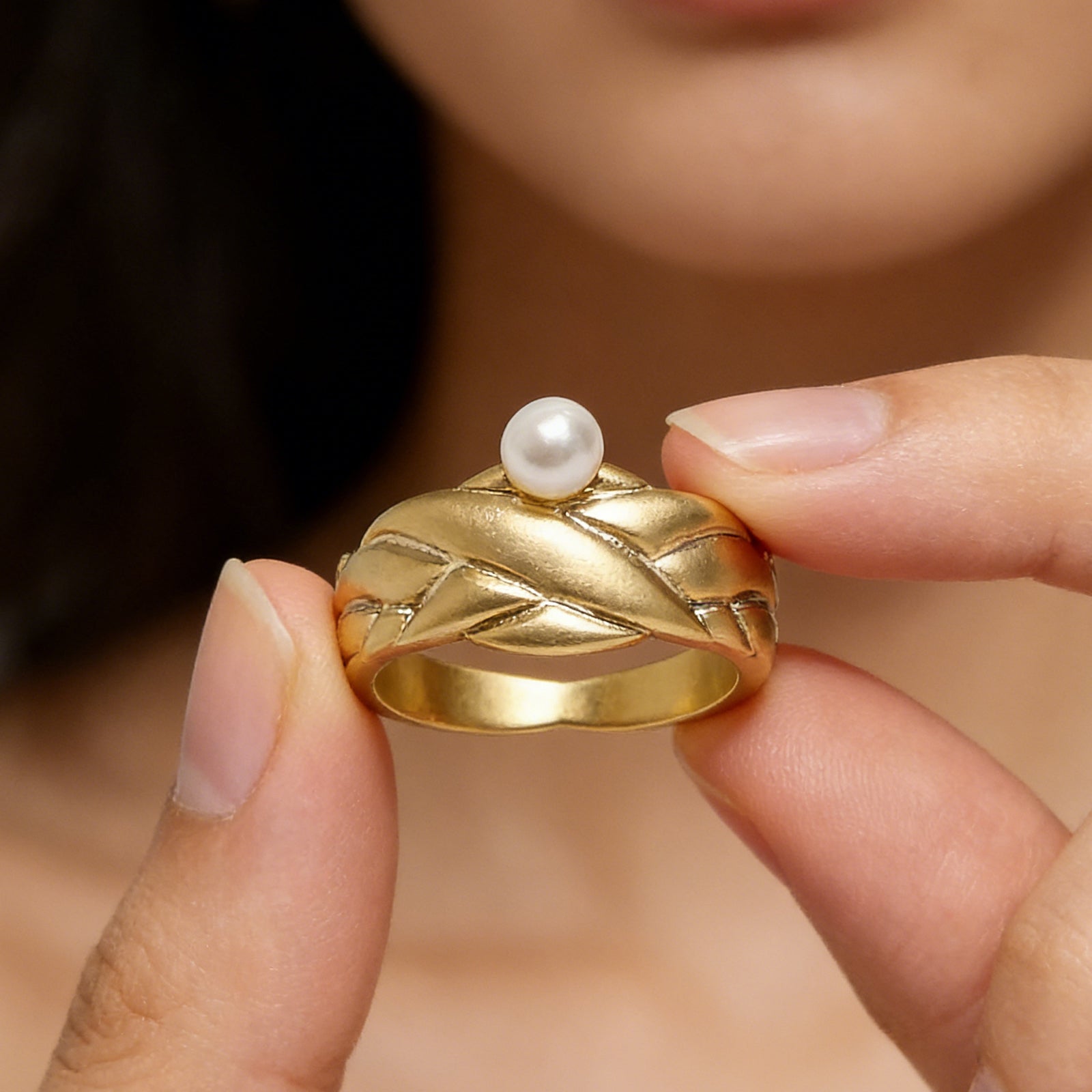 Vintage Leaf-Embrace Pearl Ring – Gold-Tone Sculptural Band with Lustrous Center Pearl for Timeless Elegance, image 1
