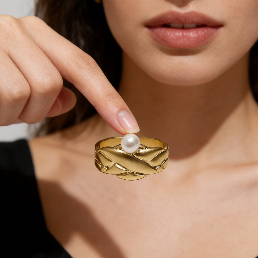 Vintage Leaf-Embrace Pearl Ring – Gold-Tone Sculptural Band with Lustrous Center Pearl for Timeless Elegance
