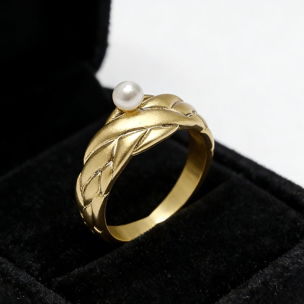 Vintage Leaf-Embrace Pearl Ring – Gold-Tone Sculptural Band with Lustrous Center Pearl for Timeless Elegance