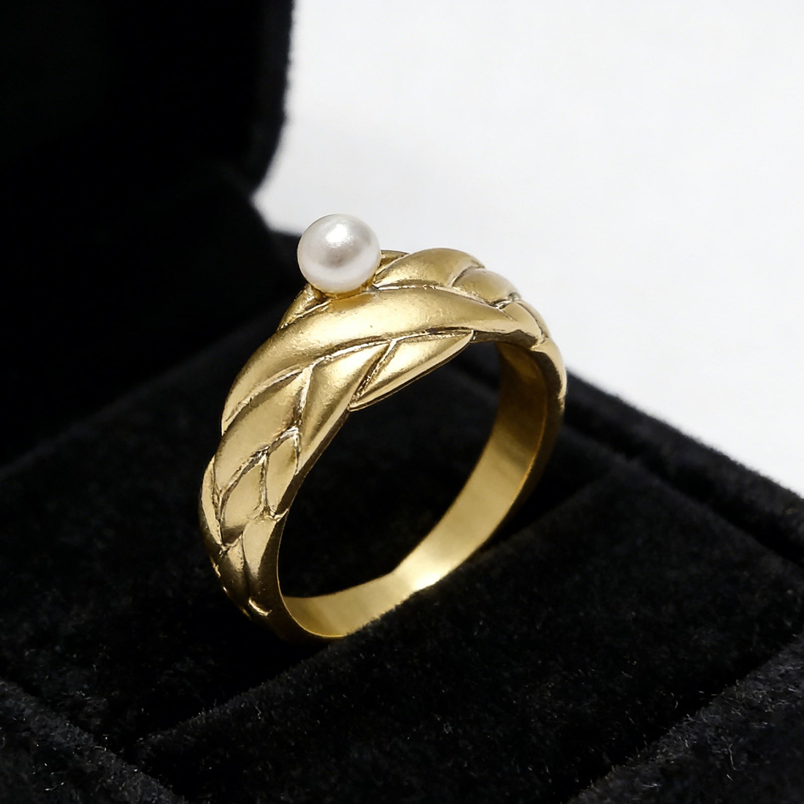 Vintage Leaf-Embrace Pearl Ring – Gold-Tone Sculptural Band with Lustrous Center Pearl for Timeless Elegance, image 5
