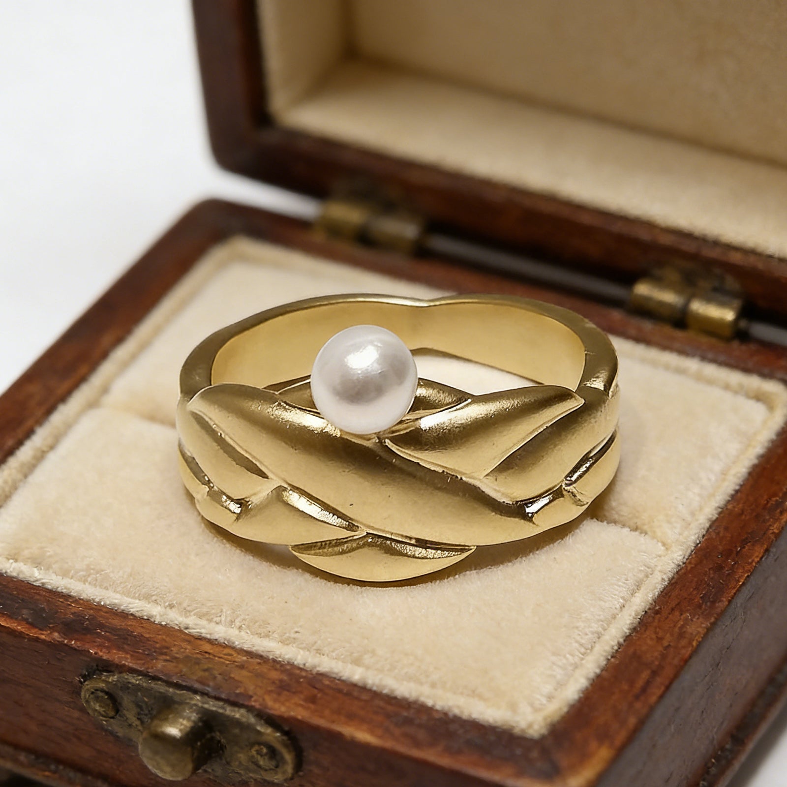 Vintage Leaf-Embrace Pearl Ring – Gold-Tone Sculptural Band with Lustrous Center Pearl for Timeless Elegance, image 6