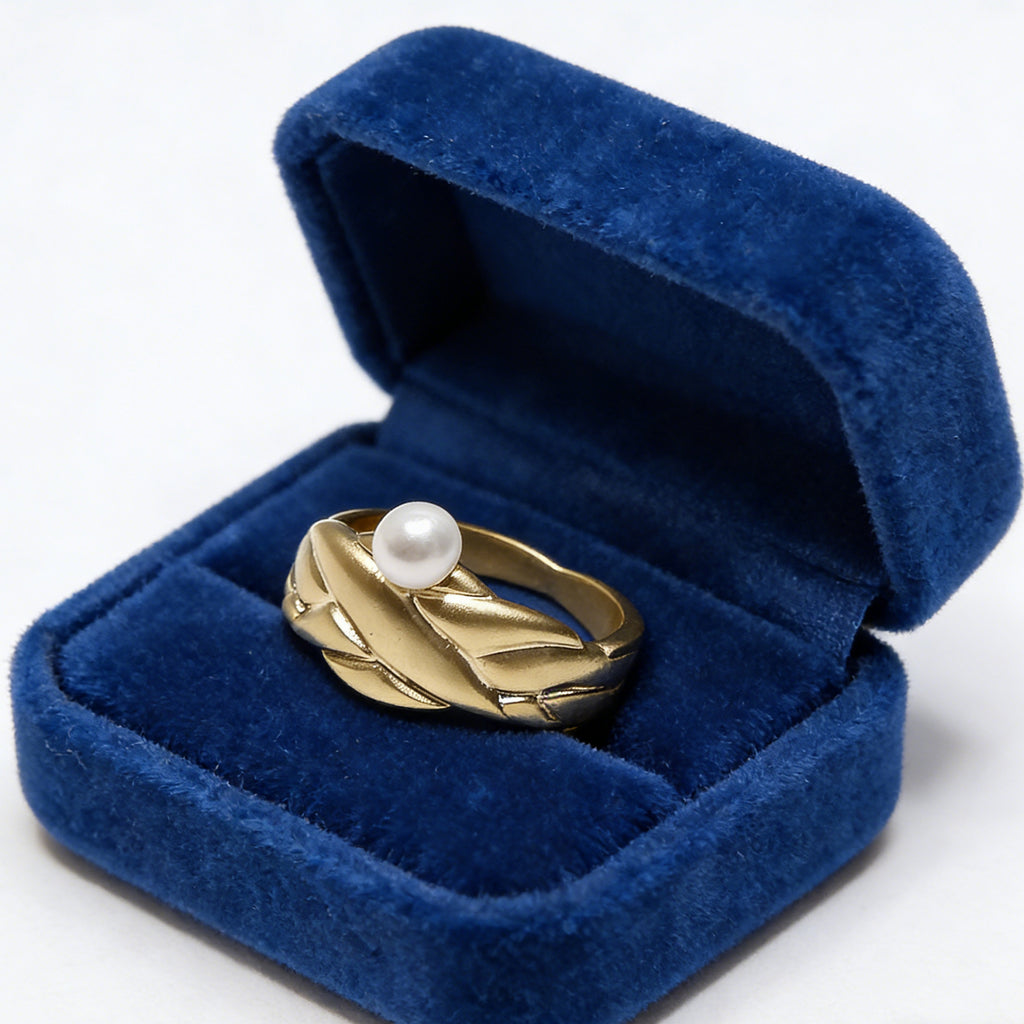 Vintage Leaf-Embrace Pearl Ring – Gold-Tone Sculptural Band with Lustrous Center Pearl for Timeless Elegance