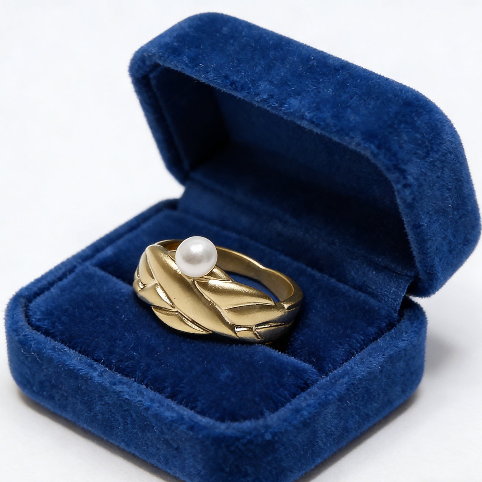 Vintage Leaf-Embrace Pearl Ring – Gold-Tone Sculptural Band with Lustrous Center Pearl for Timeless Elegance, image 7
